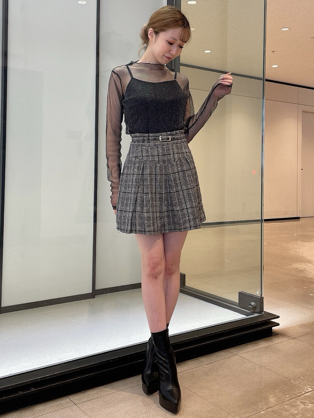 その他のテーラードジャケット、その他のスカート、ブラック系のTシャツ/カットソーを着用したレディースの夏コーディネートの4枚目の写真