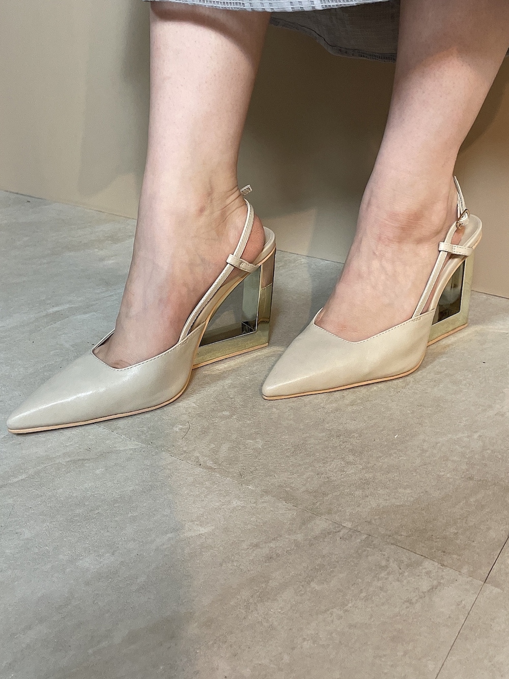 ブルー系のスカート、ホワイト系のニット/セーター、ベージュ系のサンダルを着用したレディースの夏コーディネートの8枚目の写真