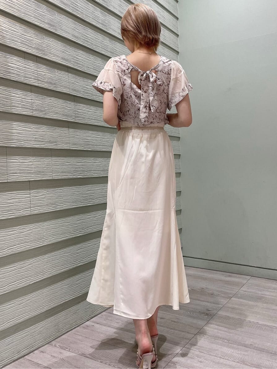 その他のシャツ/ブラウス、ホワイト系のスカート、ホワイト系のパンプスを着用したレディースの夏コーディネートの3枚目の写真