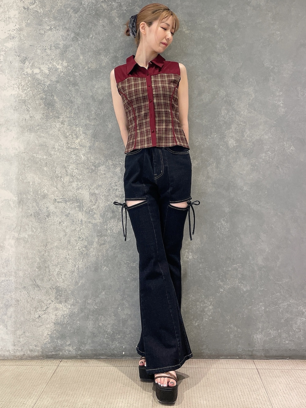 レッド系のシャツ/ブラウス、ブルー系のデニムパンツ、ブラック系のサンダルを着用したレディースの夏コーディネートの7枚目の写真