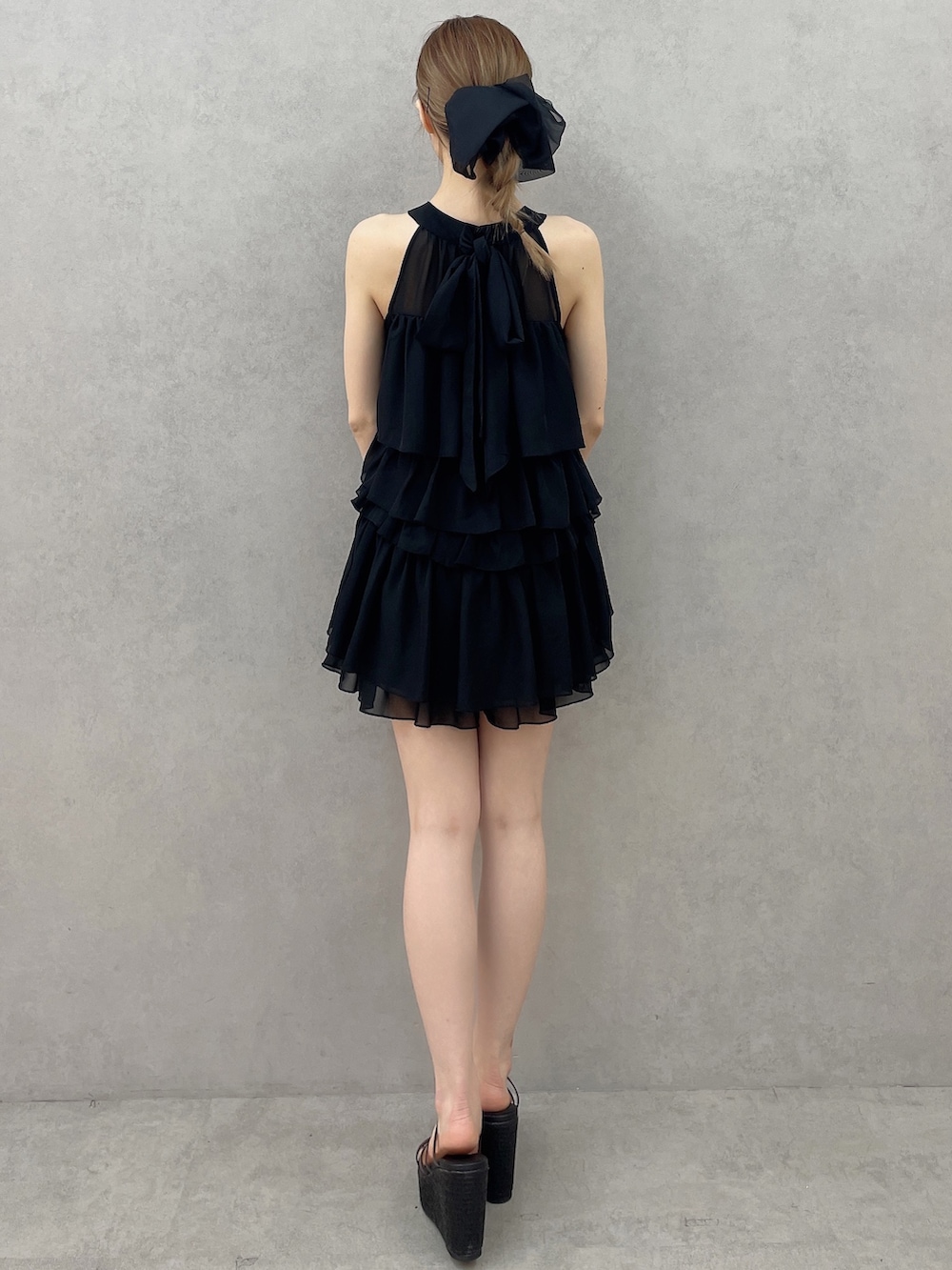 ブラック系のシャツ/ブラウス、ブラック系のその他パンツ、ブラック系のサンダルを着用したレディースの春コーディネートの4枚目の写真