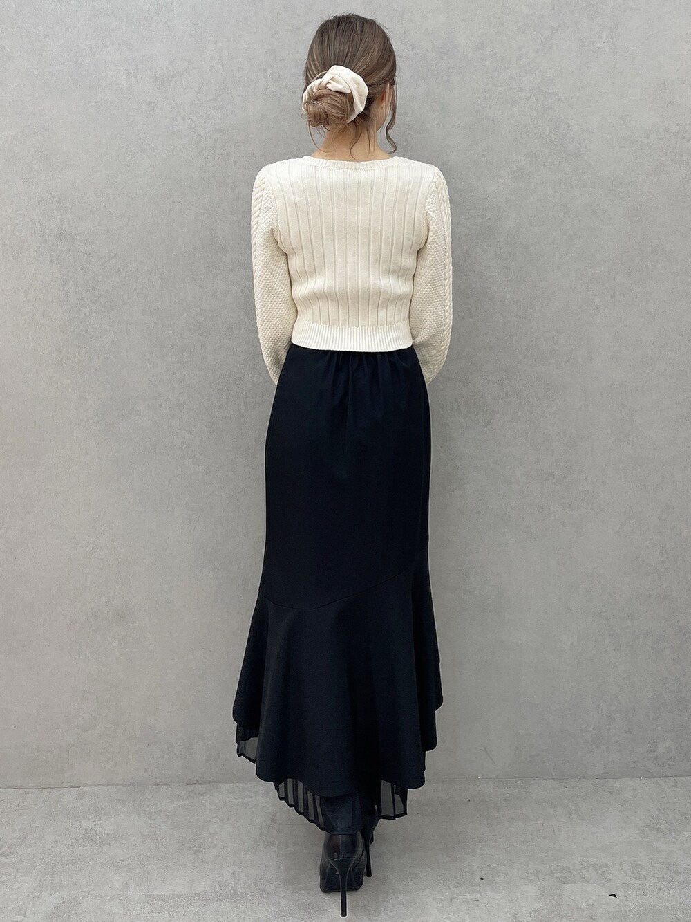 ホワイト系のダウンジャケット/コート、ホワイト系のニット/セーター、ブラック系のスカートを着用したレディースの秋コーディネートの10枚目の写真