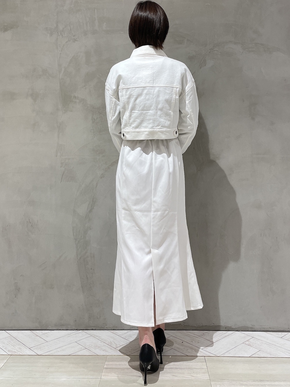 ブラック系のパンプス、ブラック系のニット/セーター、ホワイト系のデニムジャケットを着用したレディースの冬コーディネートの4枚目の写真