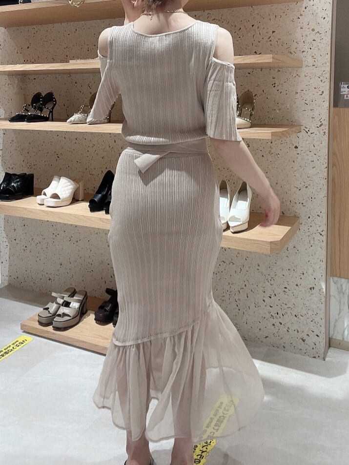 ブラック系のサンダル、ホワイト系のワンピース、ゴールド系のネックレスを着用したレディースの夏コーディネートの3枚目の写真