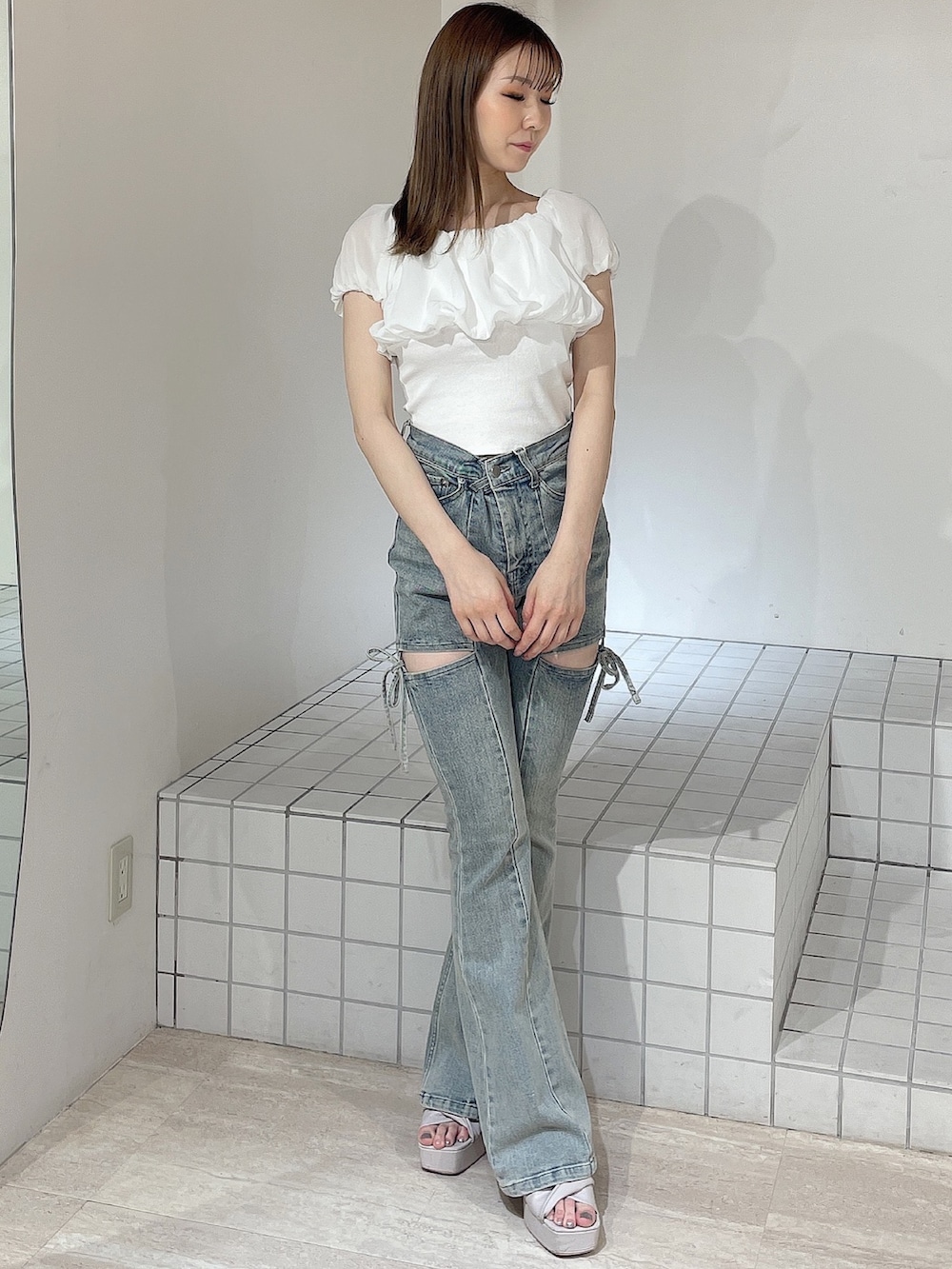 ホワイト系のTシャツ/カットソー、ブルー系のデニムパンツ、ベージュ系のサンダルを着用したレディースの夏コーディネートの5枚目の写真