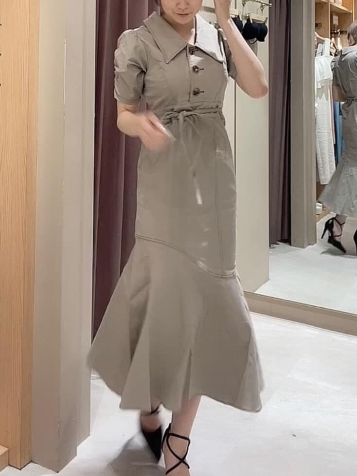 ベージュ系のワンピース、ブラック系のパンプスを着用したレディースの夏コーディネートの2枚目の写真