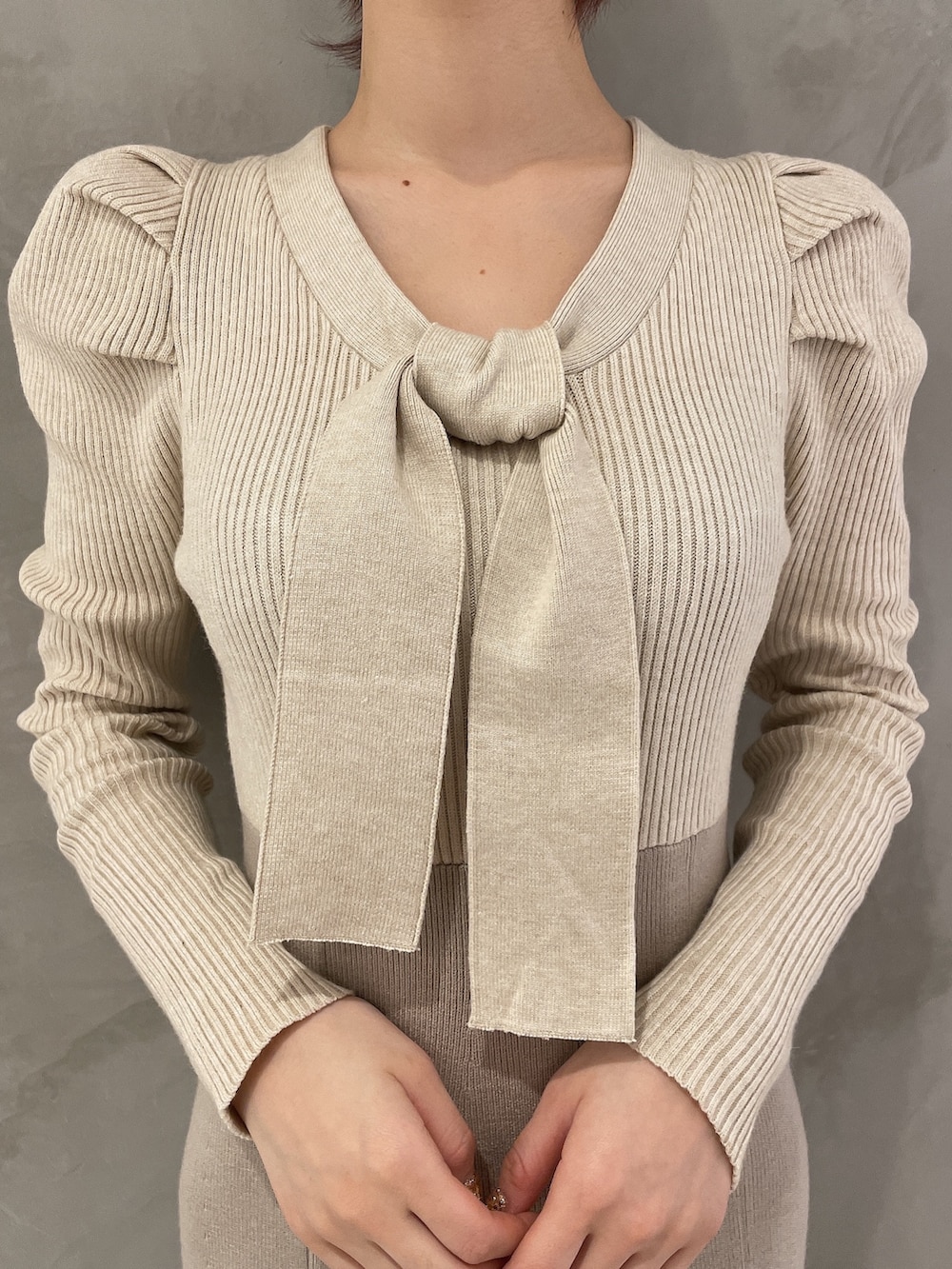 ホワイト系のワンピース、ホワイト系のブーツを着用したレディースの冬コーディネートの5枚目の写真