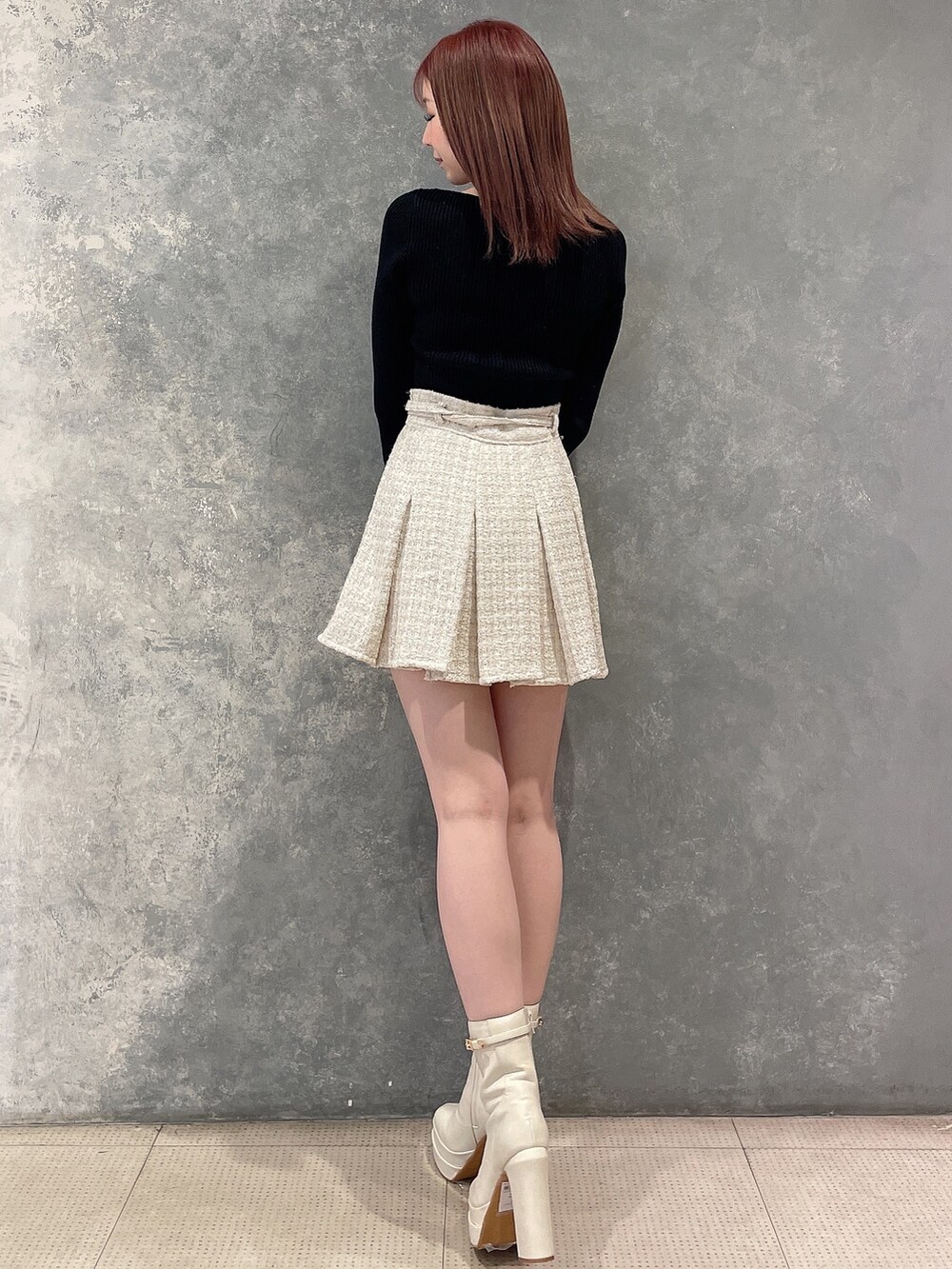 ホワイト系のテーラードジャケット、ホワイト系のスカート、ブラック系のニット/セーターを着用したレディースの冬コーディネートの7枚目の写真