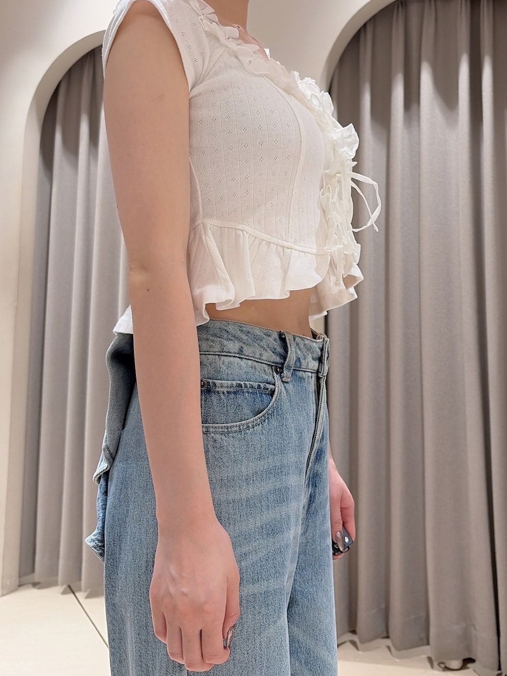 ホワイト系のTシャツ/カットソー、ブルー系のデニムパンツ、ベージュ系のサンダルを着用したレディースの夏コーディネートの5枚目の写真