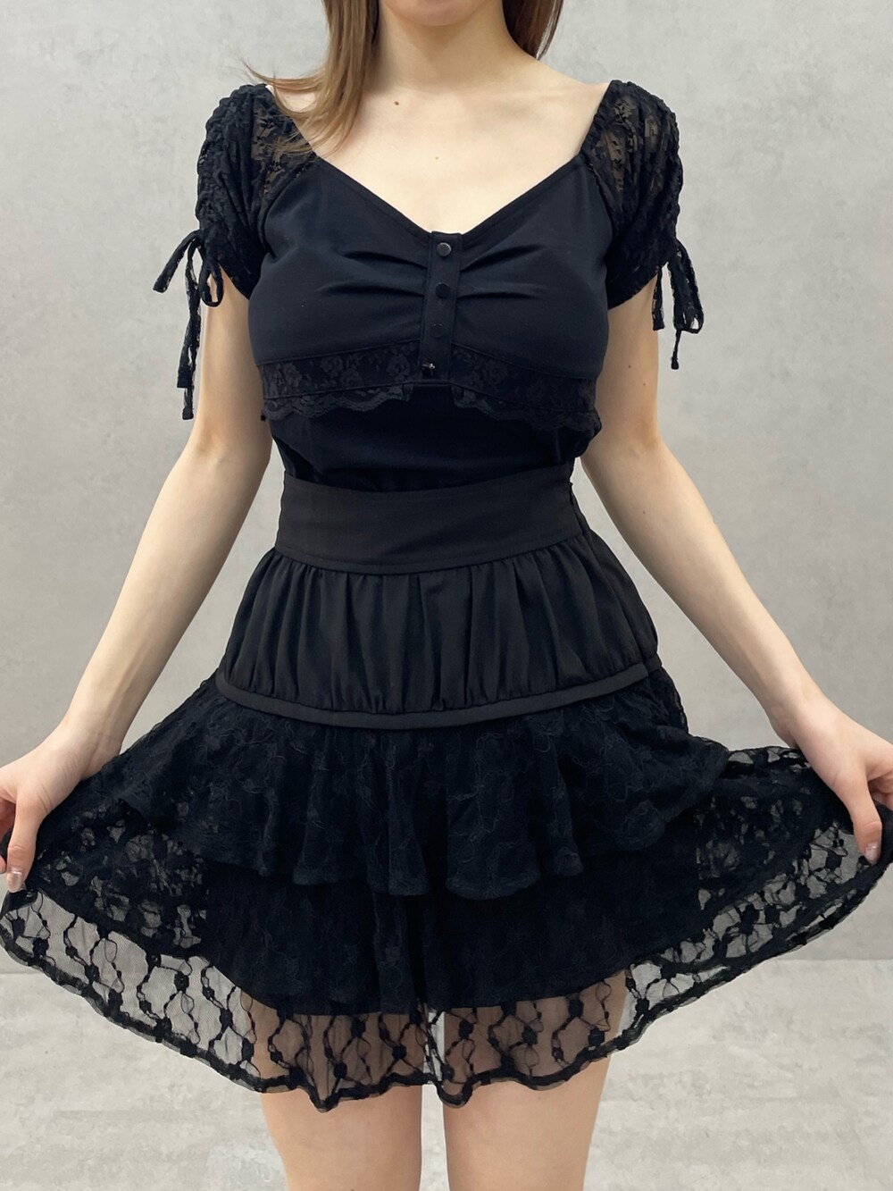 ブラック系のTシャツ/カットソー、ブラック系のスカート、ブラック系のブーツを着用したレディースの春コーディネートの5枚目の写真