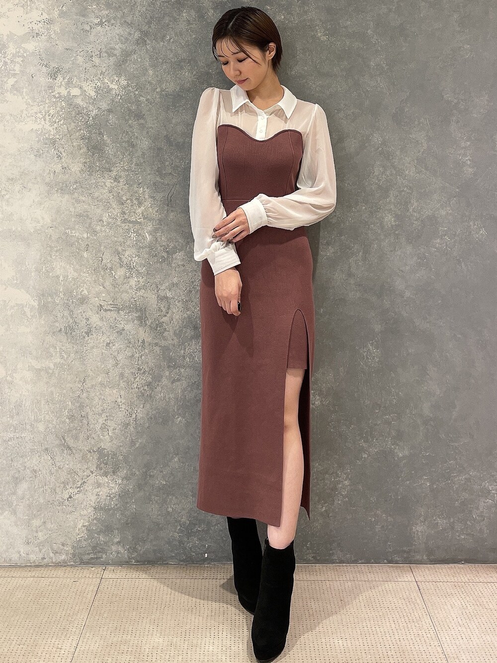 ブラック系のブーツ、ホワイト系のブルゾン、ブラウン系のワンピースを着用したレディースの秋コーディネートの5枚目の写真