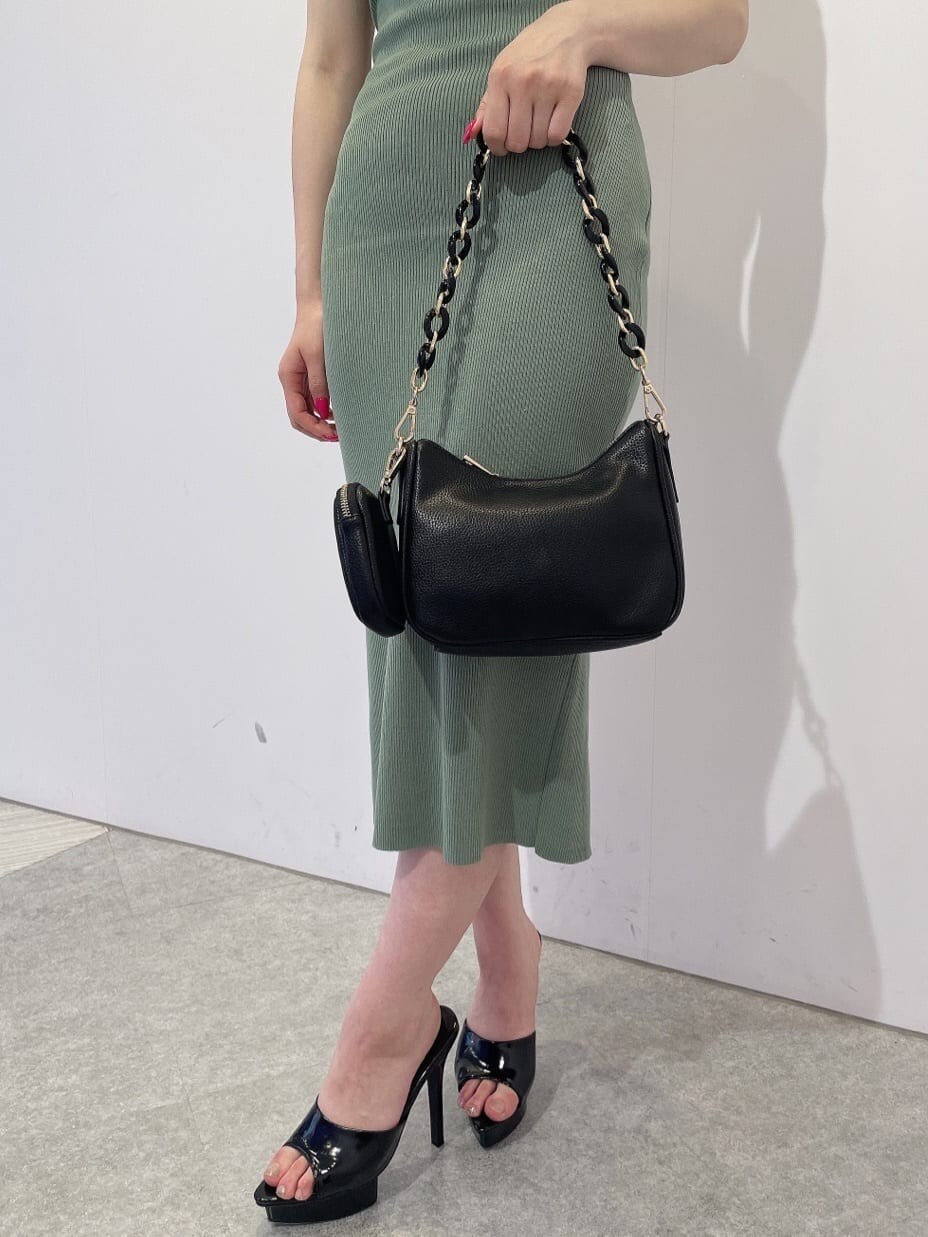 ブラック系のサンダル、ブラック系のショルダーバッグ、グリーン系のワンピースを着用したレディースの夏コーディネートの7枚目の写真