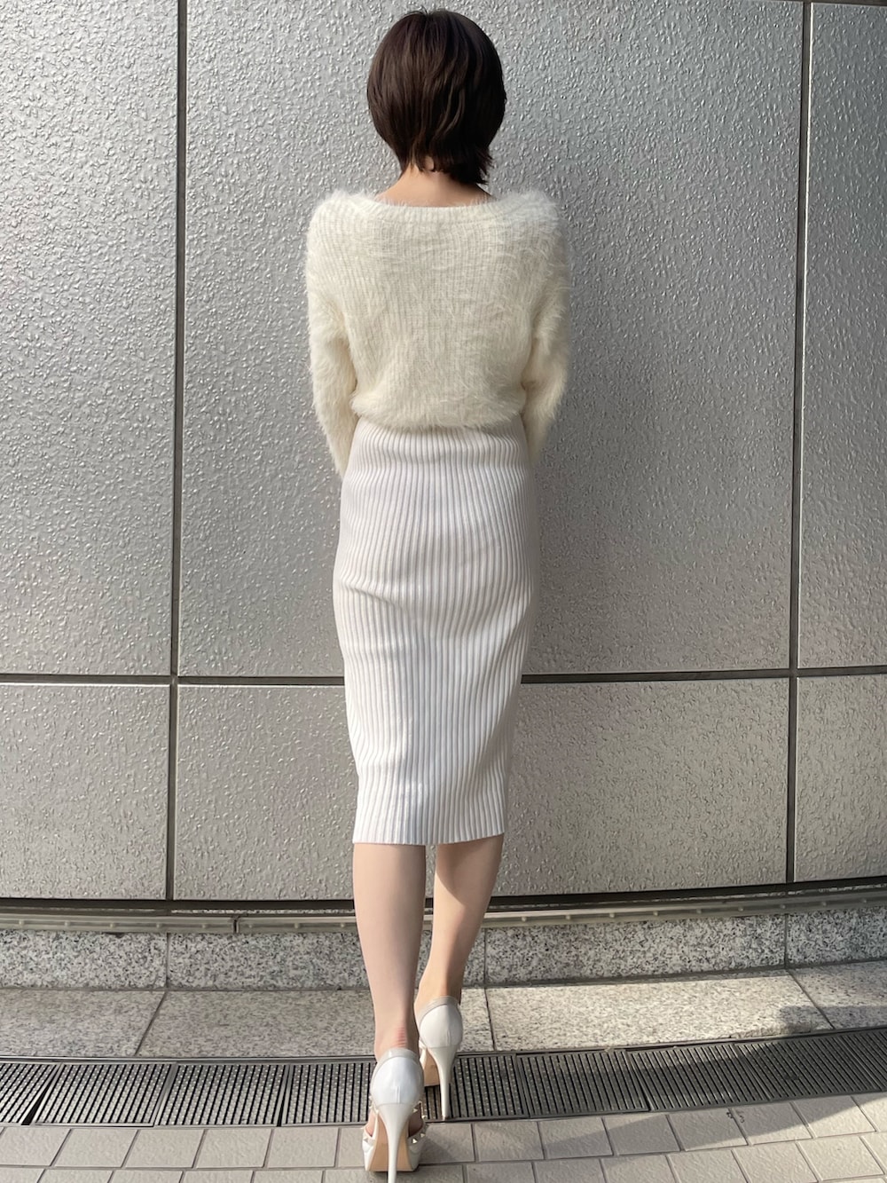 ブルー系のその他アウター、ホワイト系のワンピースを着用したレディースの秋コーディネートの6枚目の写真