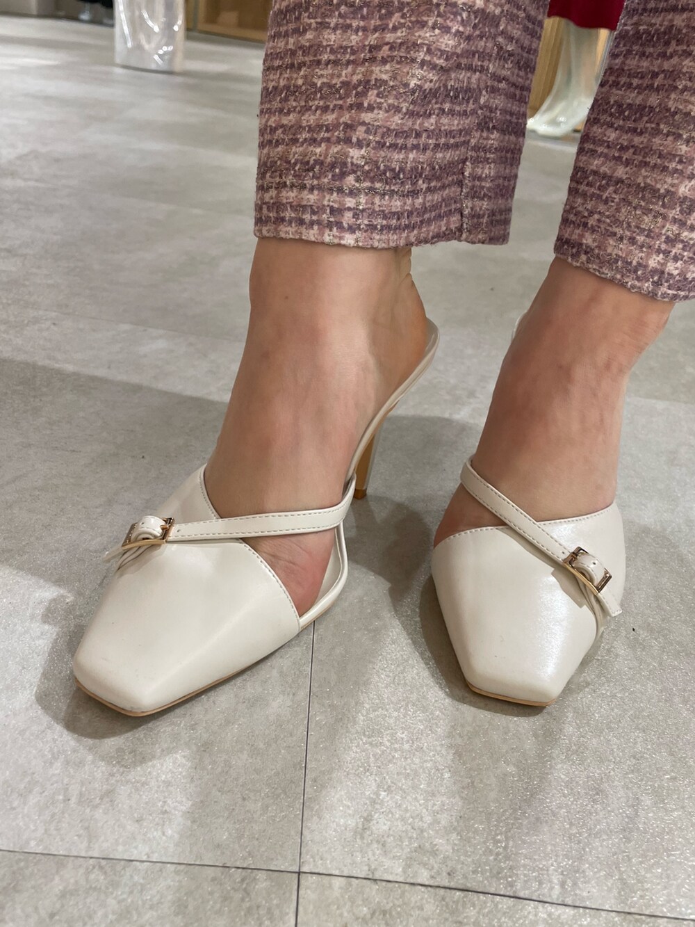 ホワイト系のニット/セーター、ブルー系のスカートを着用したレディースの春コーディネートの9枚目の写真