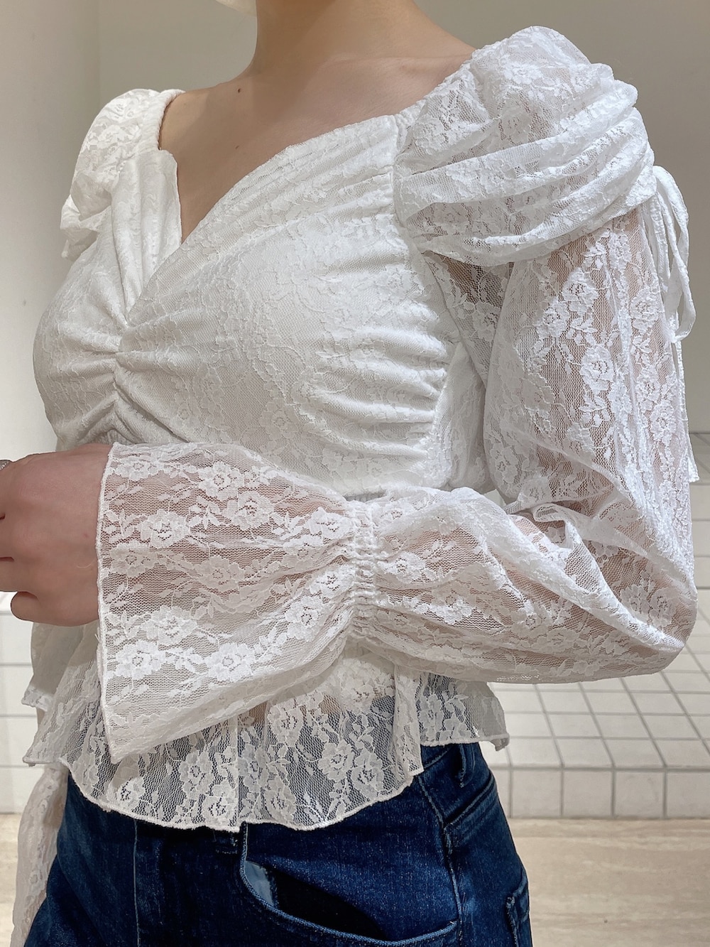 ホワイト系のシャツ/ブラウス、ブルー系のデニムパンツ、ホワイト系のブーツを着用したレディースの春コーディネートの6枚目の写真