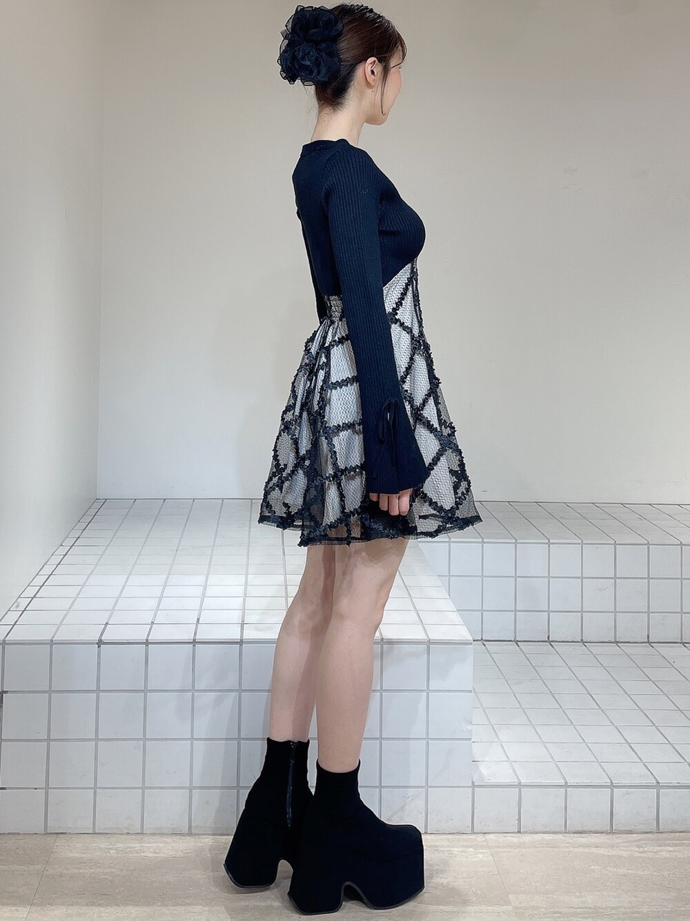 ブラック系のワンピース、ブラック系のブーツ、ブラック系のバレッタ/ヘアクリップを着用したレディースの冬コーディネートの3枚目の写真