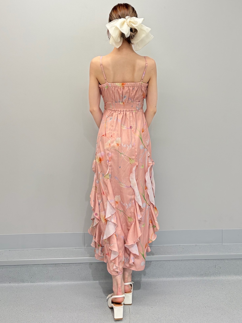 ホワイト系のトレンチコート、ピンク系のショルダーバッグ、オレンジ系のワンピースを着用したレディースの冬コーディネートの8枚目の写真