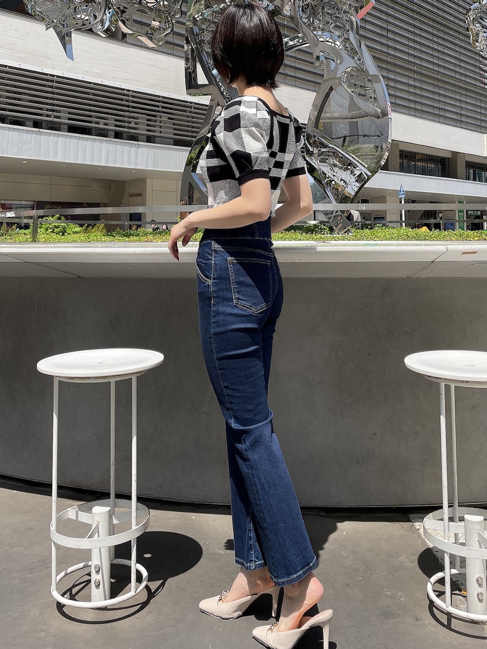 その他のニット/セーター、ホワイト系のサンダル、ブルー系のデニムパンツを着用したレディースの春コーディネートの2枚目の写真