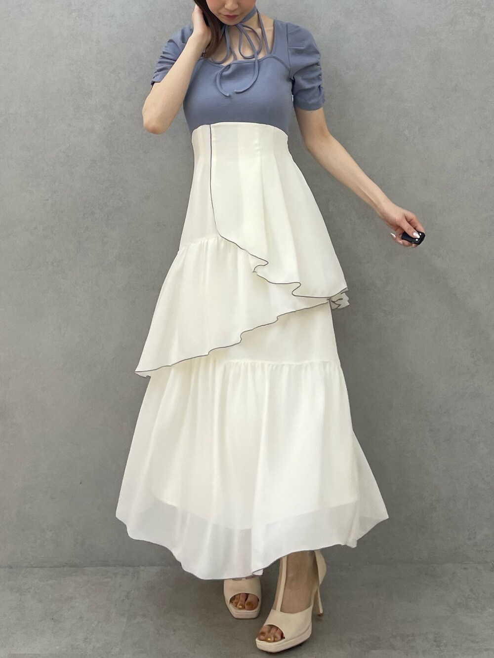 ブルー系のワンピース、ホワイト系のブーツを着用したレディースの春コーディネートの2枚目の写真