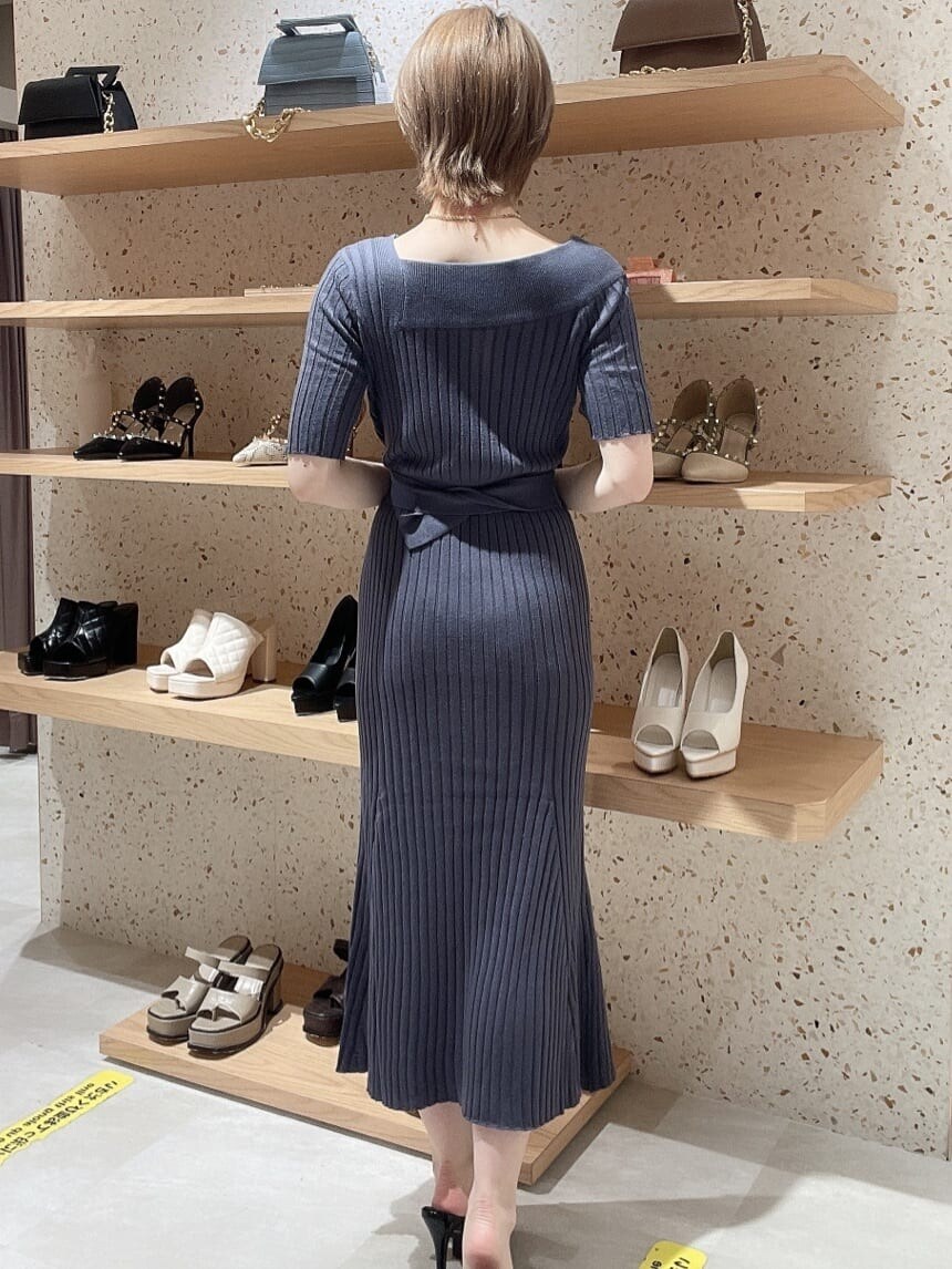 ブラック系のサンダル、ブルー系のワンピース、ゴールド系のネックレスを着用したレディースの夏コーディネートの2枚目の写真