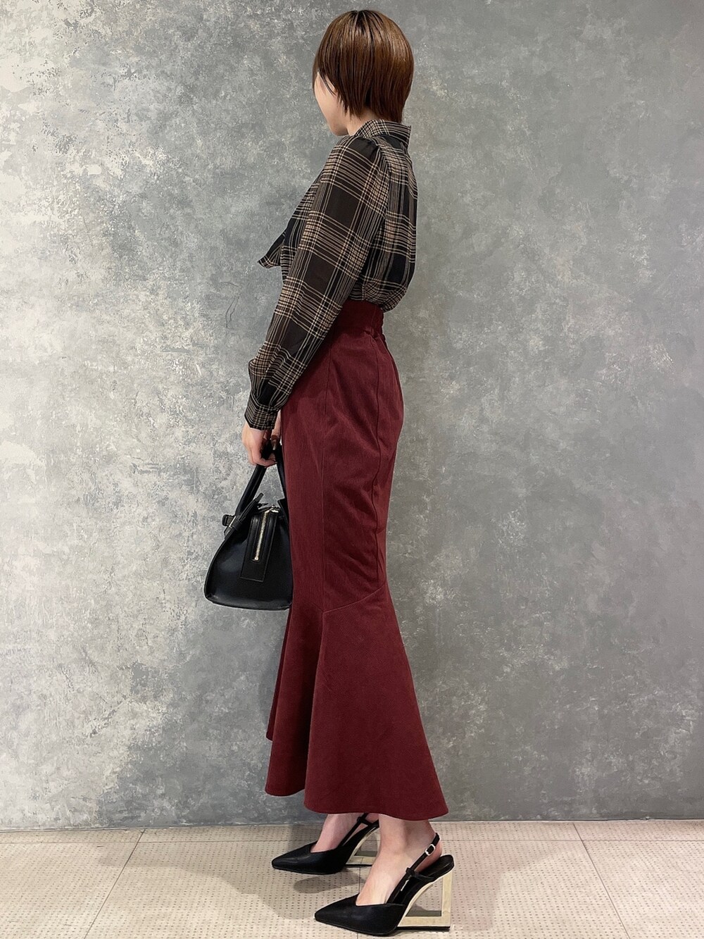 ブラック系のサンダル、その他のシャツ/ブラウス、レッド系のスカートを着用したレディースの秋コーディネートの3枚目の写真