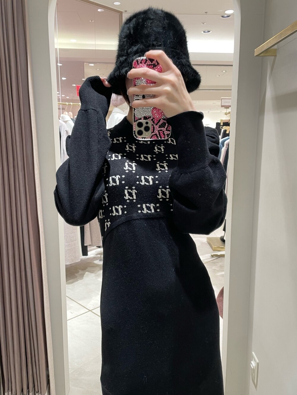 ブラック系のワンピース、ブラック系のブーツを着用したレディースの冬コーディネートの4枚目の写真