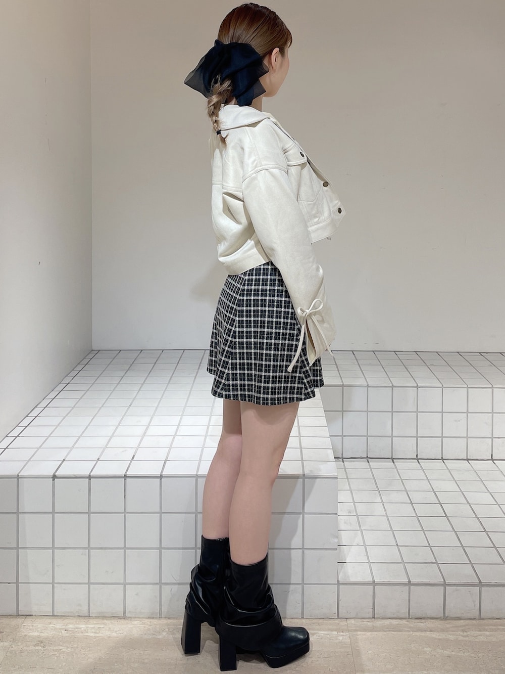 その他のワンピース、ブラック系のブーツ、ホワイト系のブルゾンを着用したレディースの春コーディネートの6枚目の写真