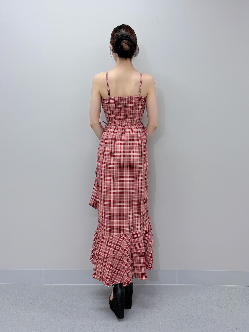 レッド系のワンピース、ブラウン系のハンドバッグ、ブラック系のサンダルを着用したレディースの夏コーディネートの5枚目の写真
