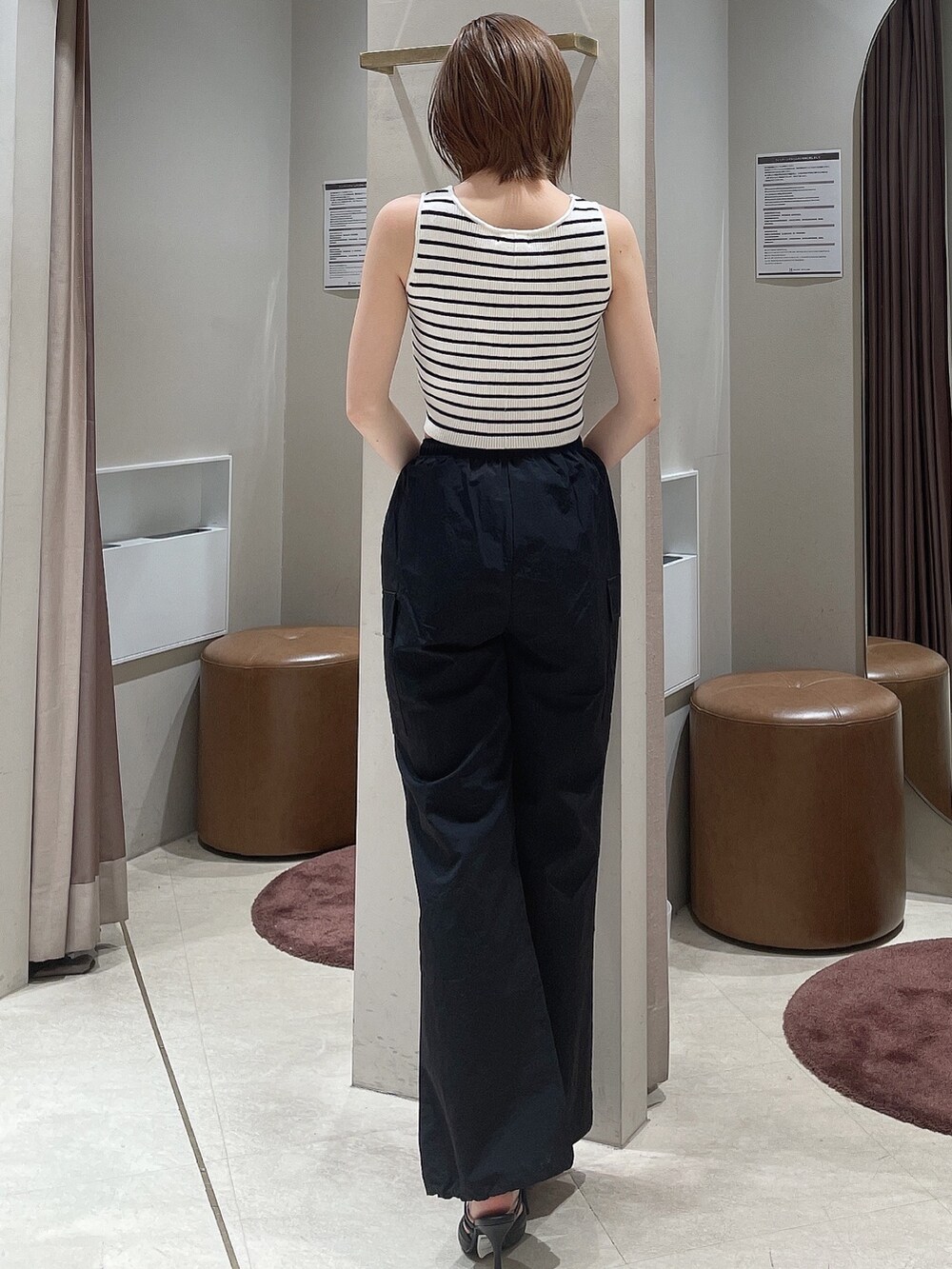 ブラック系のパンプス、その他のタンクトップ、ブラック系のカーゴパンツを着用したレディースの春コーディネートの3枚目の写真