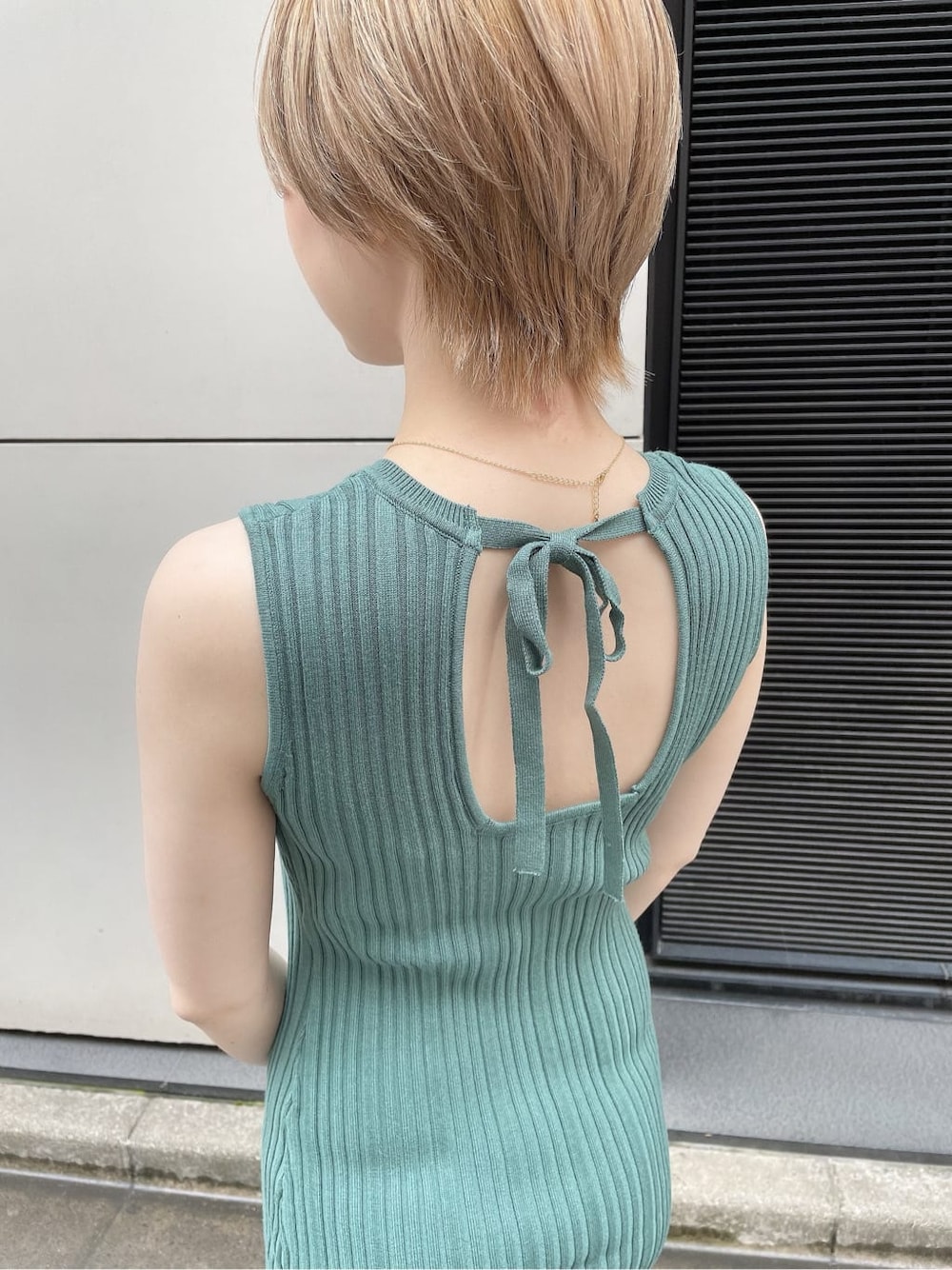 グリーン系のワンピース、ホワイト系のシャツ/ブラウス、ホワイト系のパンプスを着用したレディースの夏コーディネートの6枚目の写真