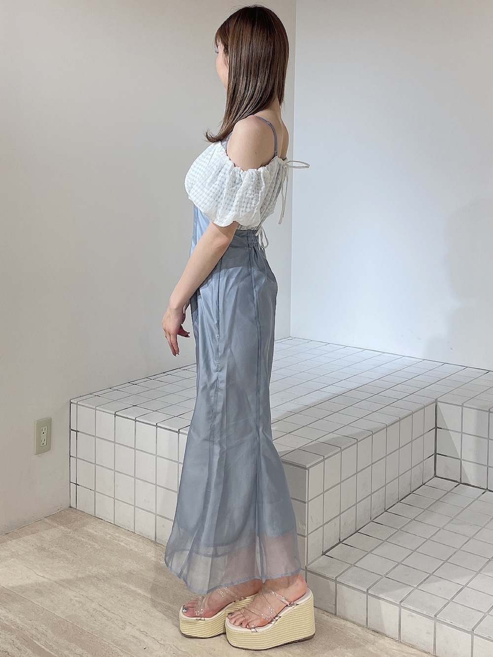 ブルー系のワンピース、ホワイト系のサンダルを着用したレディースの夏コーディネートの3枚目の写真