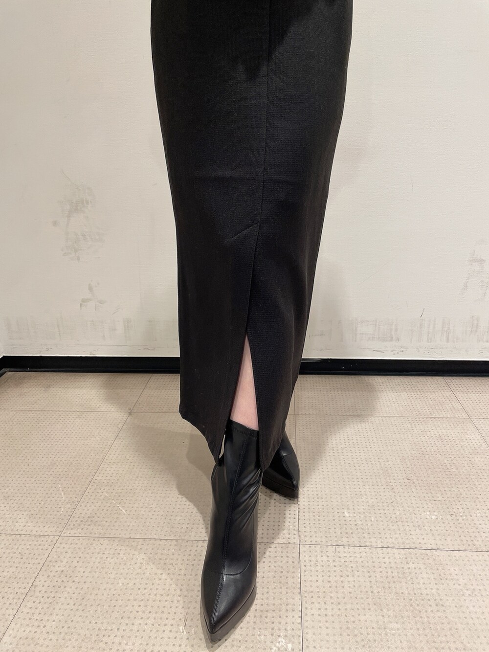 ベージュ系のニット/セーター、ブラック系のスカート、ブラック系のブーツを着用したレディースの冬コーディネートの7枚目の写真