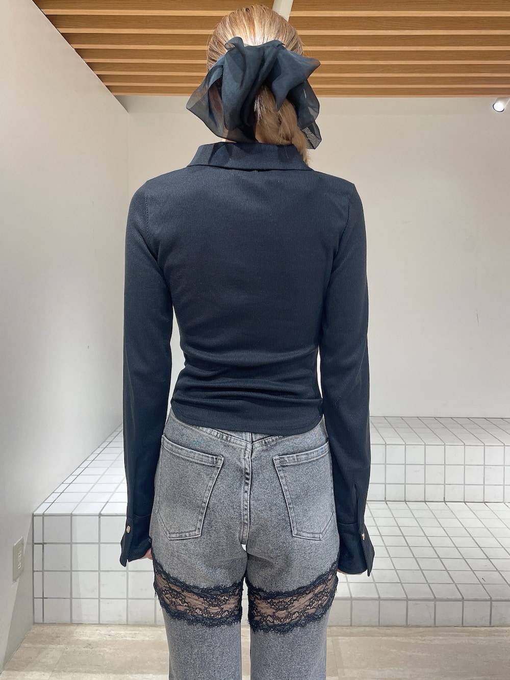 ブラック系のブーツ、グレー系のデニムパンツ、ブラック系のTシャツ/カットソーを着用したレディースの春コーディネートの5枚目の写真