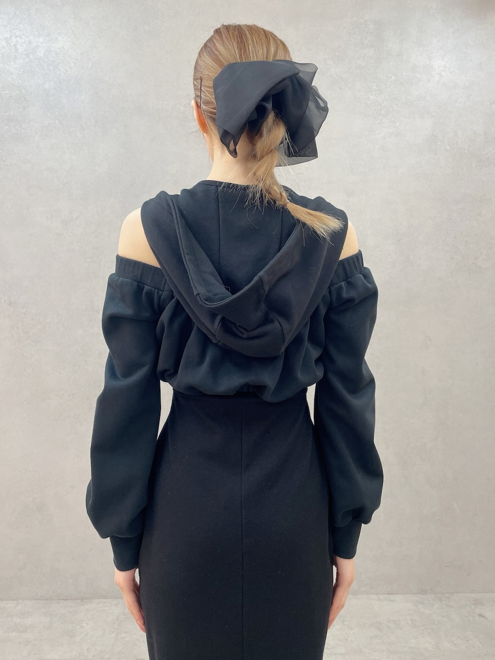 ブラック系のワンピース、ブラック系のサンダル、ブラック系のバレッタ/ヘアクリップを着用したレディースの春コーディネートの8枚目の写真