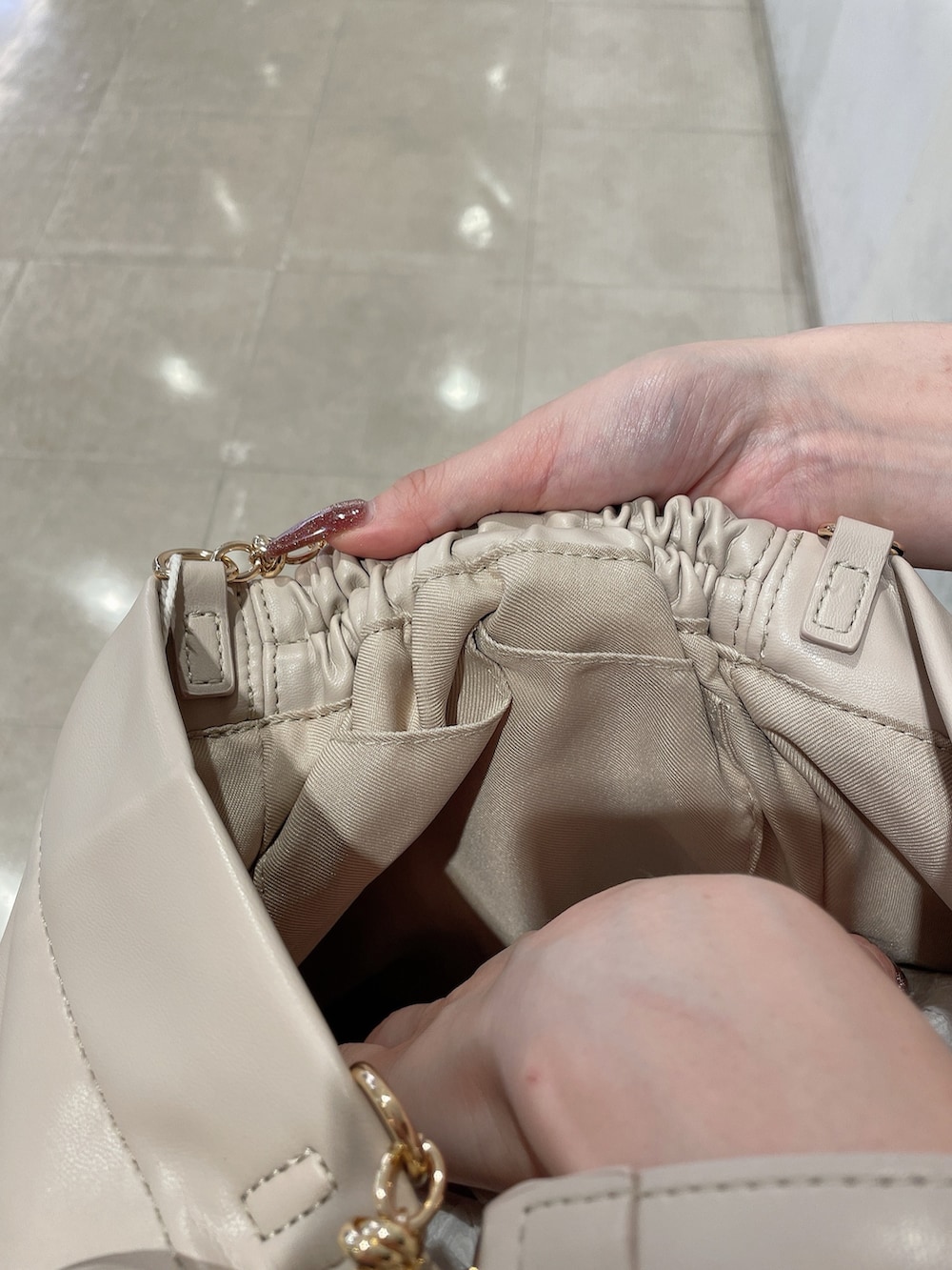 ブラック系のつなぎ/オールインワン、ベージュ系のトートバッグ、ブラック系のスリッポンを着用したレディースの夏コーディネートの8枚目の写真