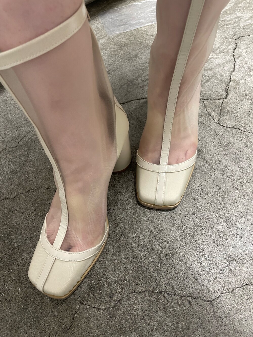 ホワイト系のワンピース、ホワイト系のブーツを着用したレディースの冬コーディネートの7枚目の写真