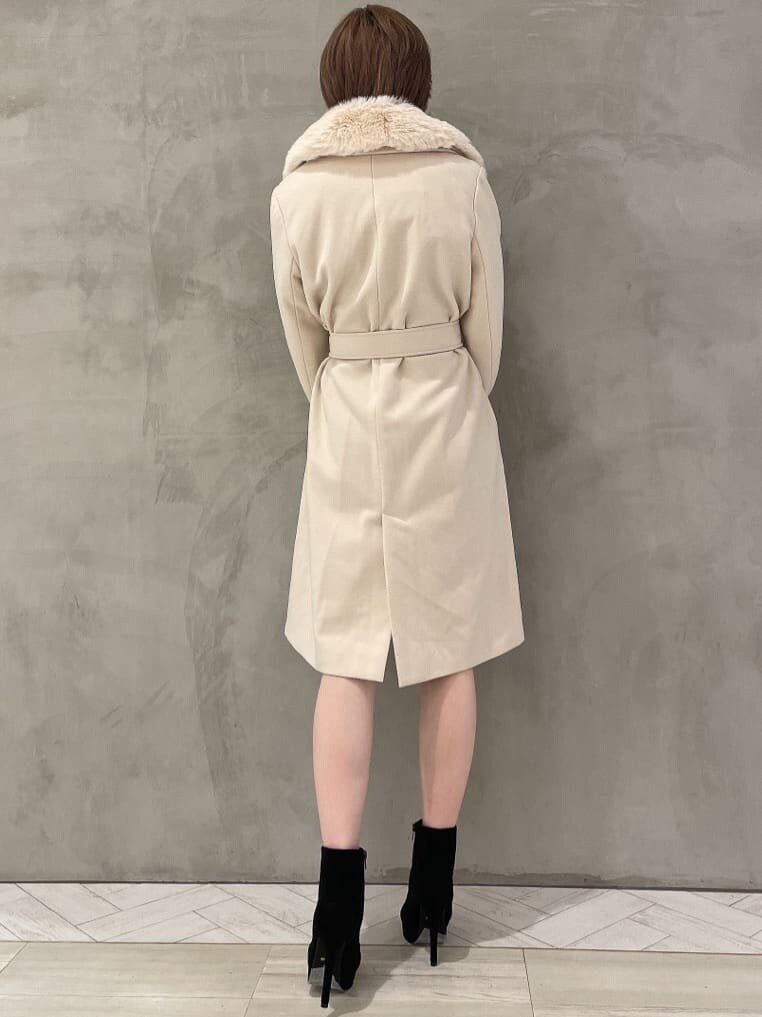 ブラック系のブーツ、ホワイト系のハンドバッグ、ホワイト系のその他アウターを着用したレディースの秋コーディネートの3枚目の写真