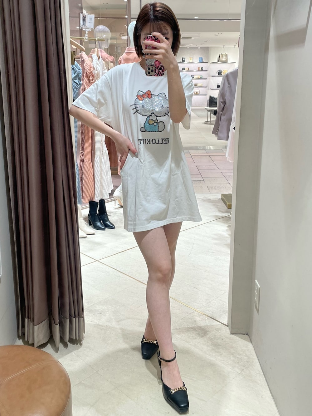 ホワイト系のTシャツ/カットソー、ブラック系のパンプスを着用したレディースの春コーディネートの2枚目の写真