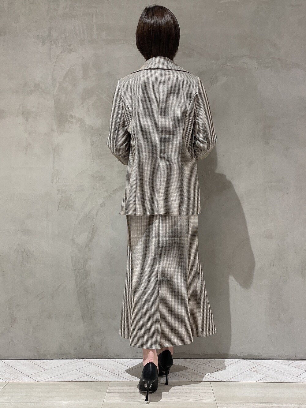 ブラック系のパンプス、その他のテーラードジャケット、その他のスカートを着用したレディースの冬コーディネートの4枚目の写真