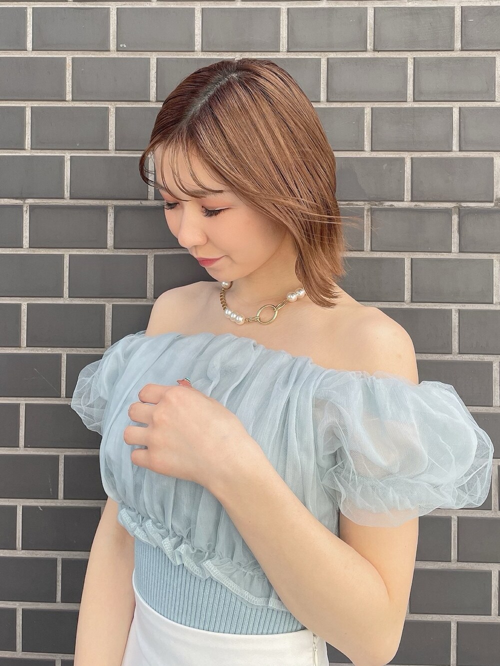 ブルー系のシャツ/ブラウス、ホワイト系のスカート、ホワイト系のサンダルを着用したレディースの春コーディネートの6枚目の写真