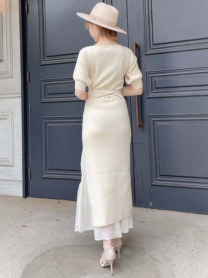 ホワイト系のワンピース、ベージュ系のパンプス、ホワイト系のハットを着用したレディースの春コーディネートの6枚目の写真