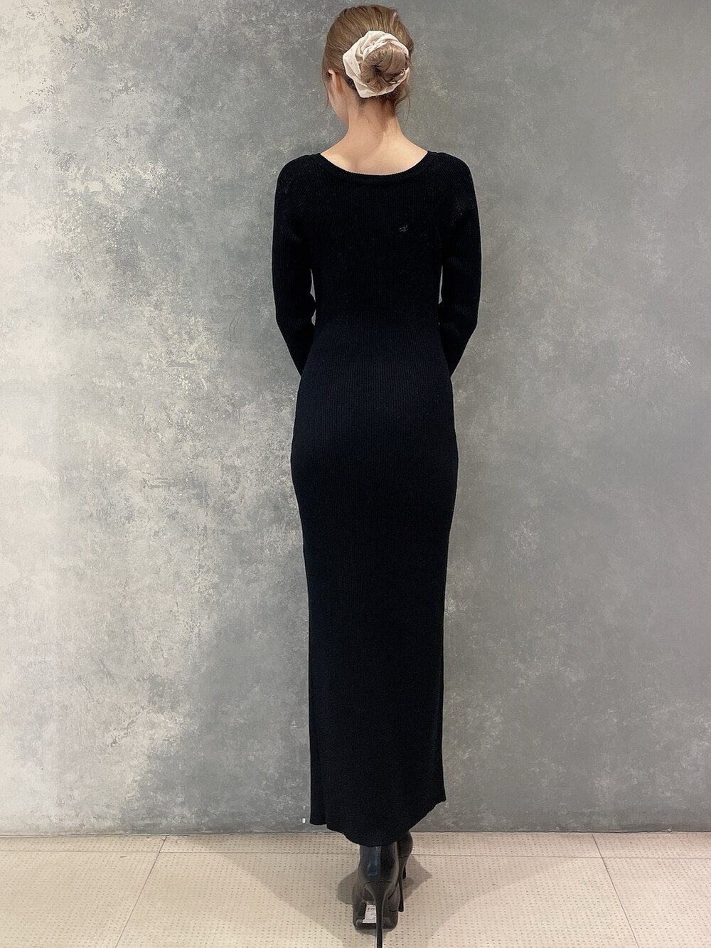 ベージュ系のブルゾン、ブラック系のワンピース、ブラック系のブーツを着用したレディースの秋コーディネートの7枚目の写真