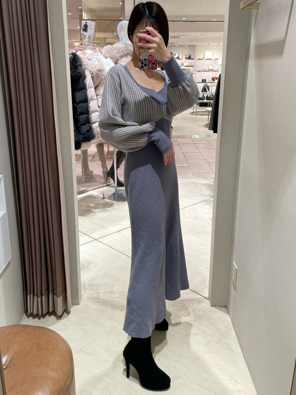 ブルー系のワンピース、ブラック系のブーツを着用したレディースの冬コーディネートの3枚目の写真