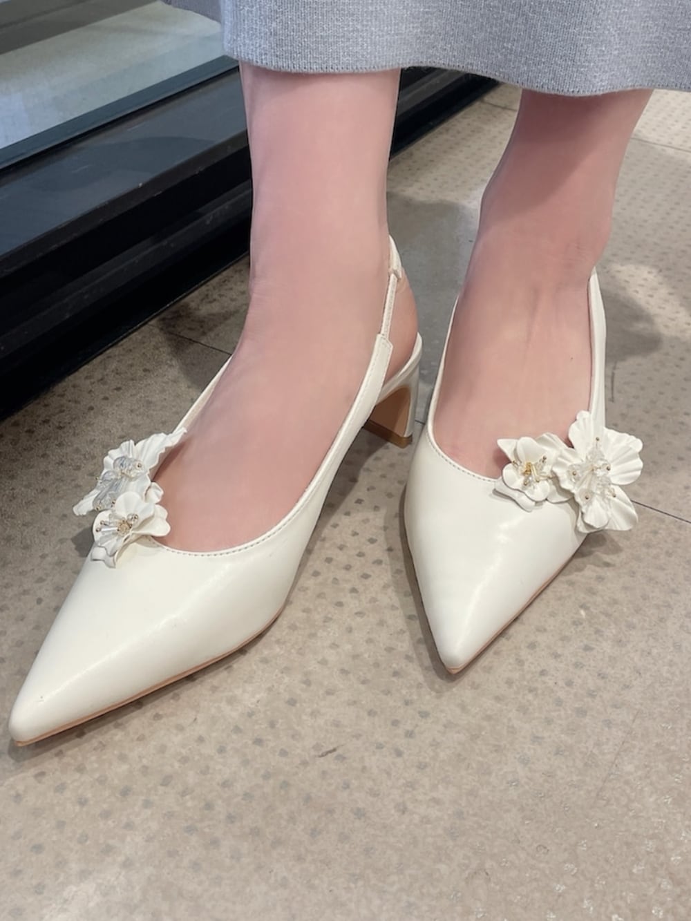 ブルー系のワンピース、ホワイト系のパンプス、ホワイト系のバレッタ/ヘアクリップを着用したレディースの冬コーディネートの8枚目の写真