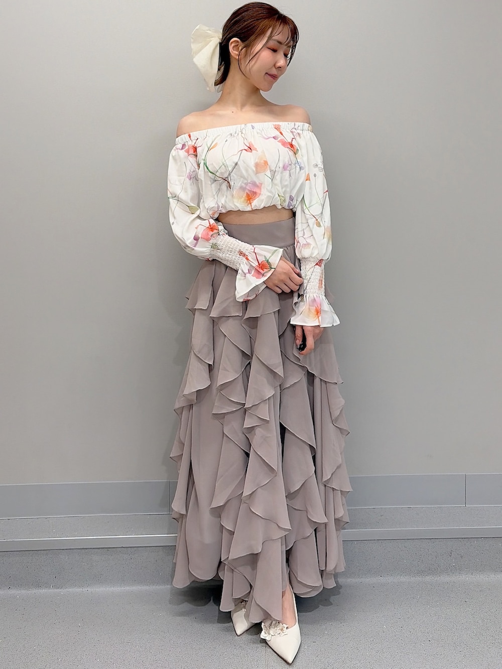 ホワイト系のテーラードジャケット、ホワイト系のシャツ/ブラウス、ベージュ系のスカートを着用したレディースの冬コーディネートの4枚目の写真