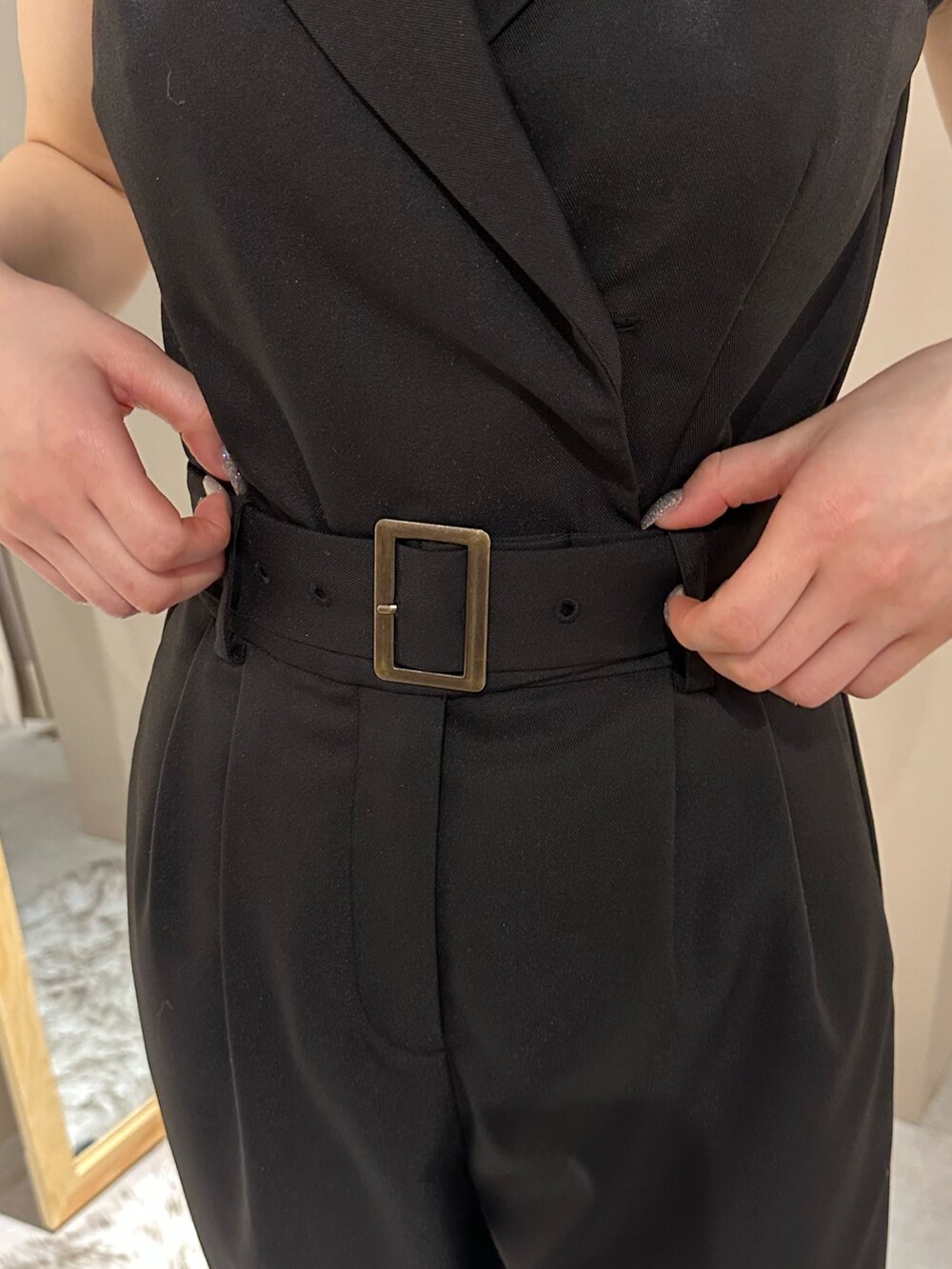 ブラック系のつなぎ/オールインワン、ブラック系のパンプスを着用したレディースの春コーディネートの6枚目の写真