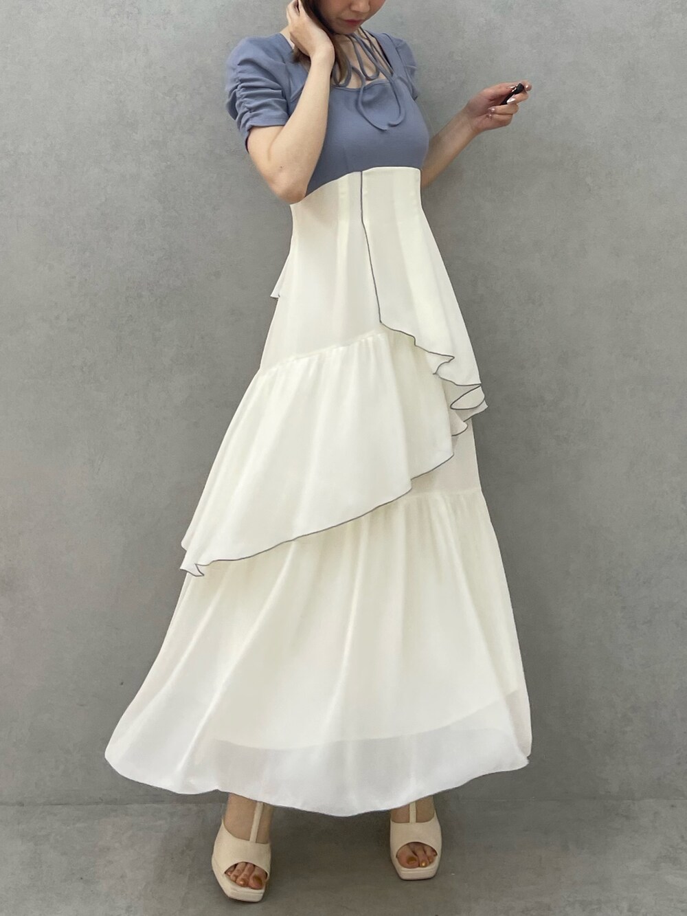 ブルー系のワンピース、ホワイト系のブーツを着用したレディースの春コーディネートの3枚目の写真