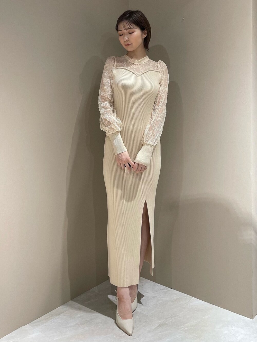 ホワイト系のチェスターコート、ホワイト系のブーツ、ホワイト系のワンピースを着用したレディースの夏コーディネートの6枚目の写真