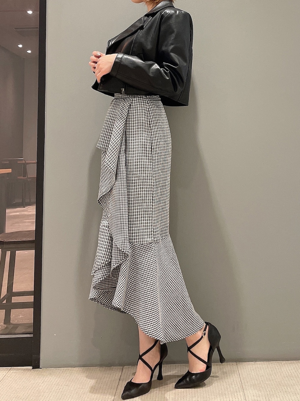 ブラック系のニット/セーター、ブラック系のライダースジャケット、その他のスカートを着用したレディースの春コーディネートの3枚目の写真