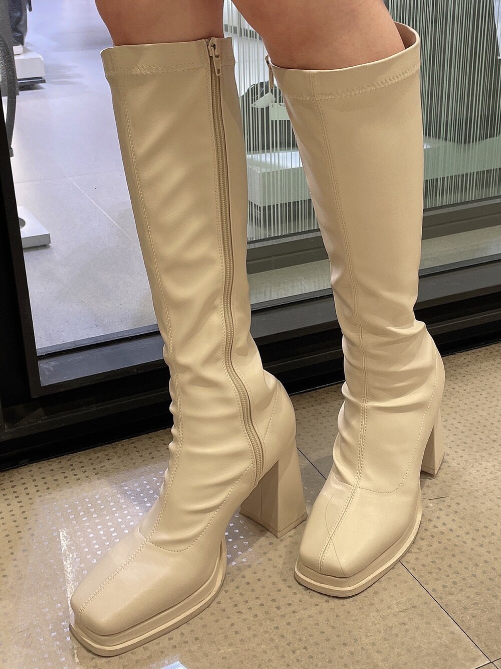 ブルー系のテーラードジャケット、ブルー系のその他パンツ、ホワイト系のニット/セーターを着用したレディースの冬コーディネートの6枚目の写真